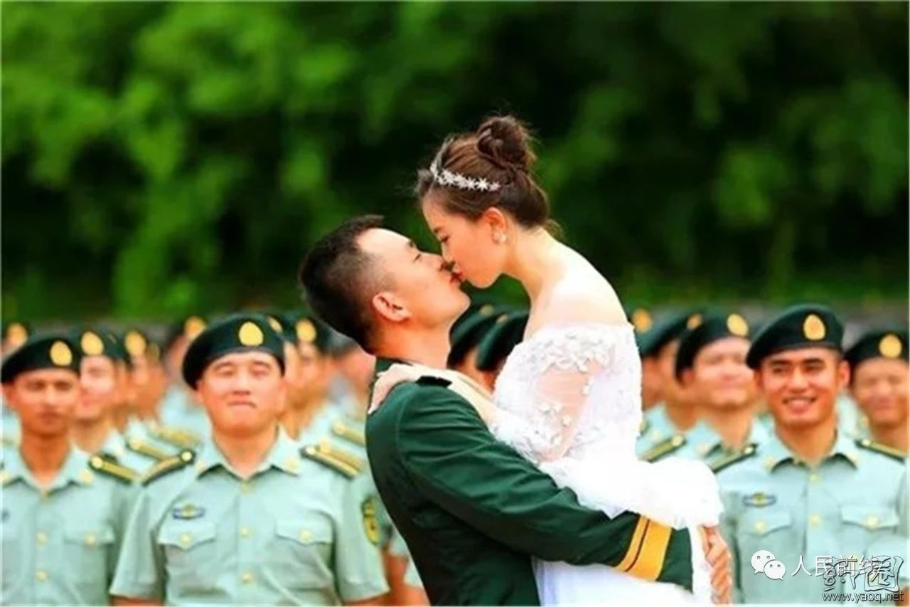 军人婚纱_军人婚纱照(3)